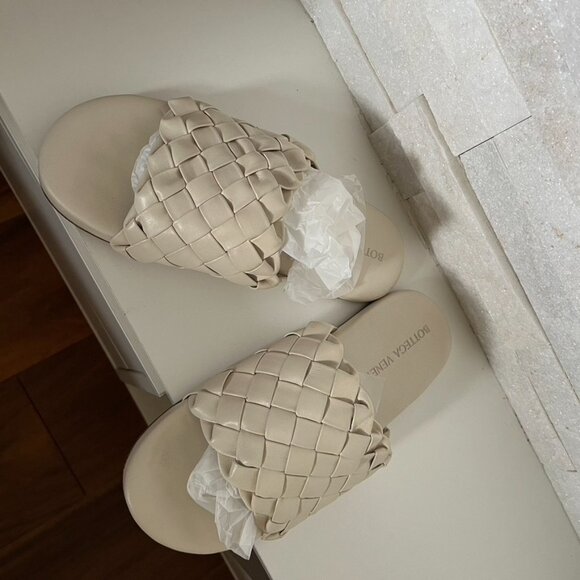 Bottega Veneta Men's Intrecciato Leather Sandals - Picture 6 of 13